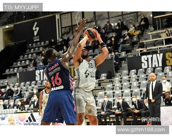 字母哥愤怒撕裂球衣雄鹿惨败后更衣室冲突升级引发关注